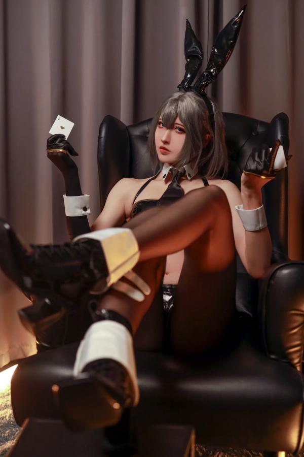    山崎雷纳 - 华盛顿兔女郎写真：黑色漆皮诱惑，制服角色扮演，尽显极致性感与黑丝美腿 [45P]第33张图片