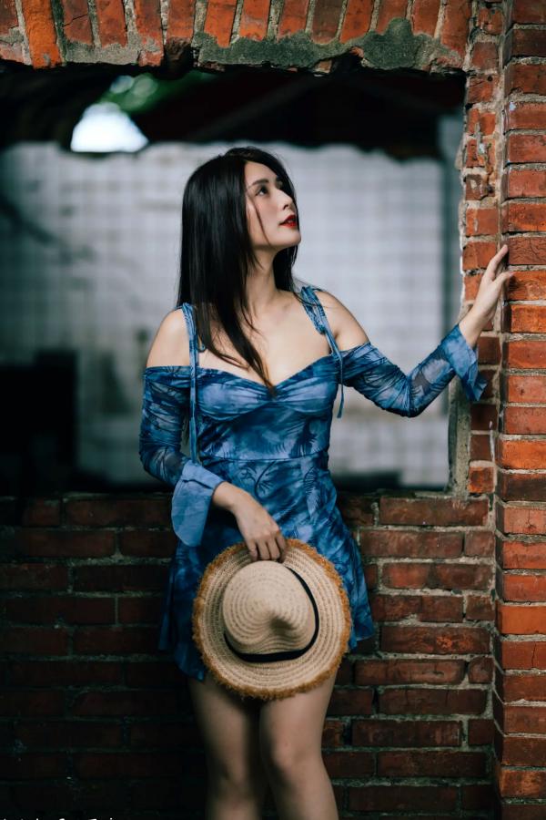    筱筱 - 桃园，复古砖墙下的气质女神，身穿蓝色露肩短裙优雅街拍写真 [113P]第3张图片