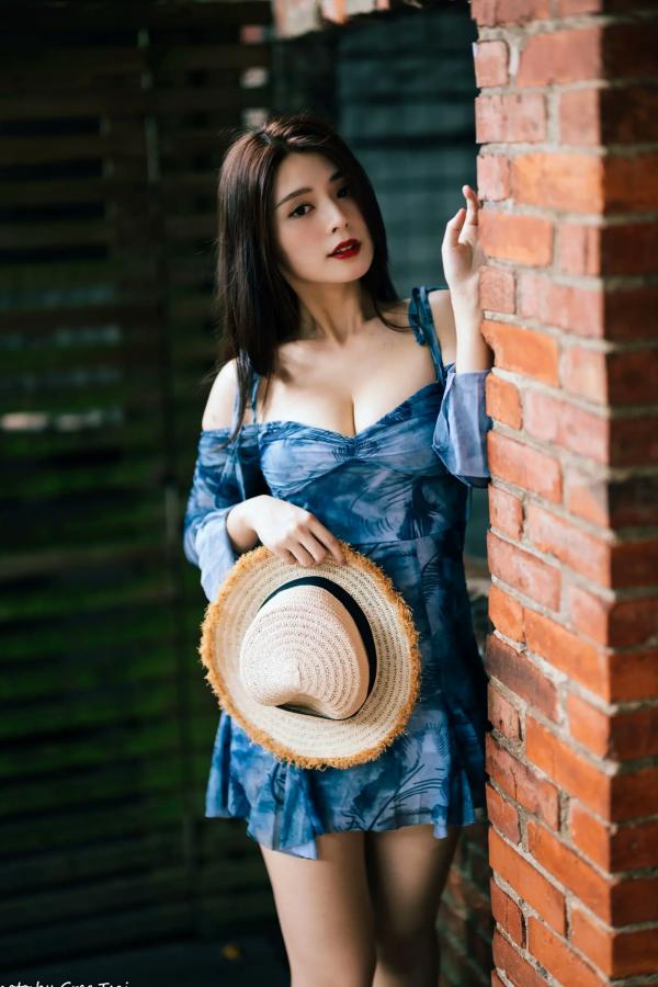    筱筱 - 桃园，复古砖墙下的气质女神，身穿蓝色露肩短裙优雅街拍写真 [113P]第5张图片