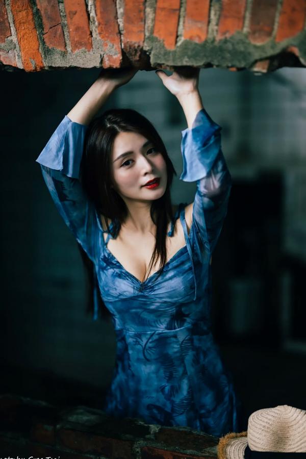    筱筱 - 桃园，复古砖墙下的气质女神，身穿蓝色露肩短裙优雅街拍写真 [113P]第10张图片