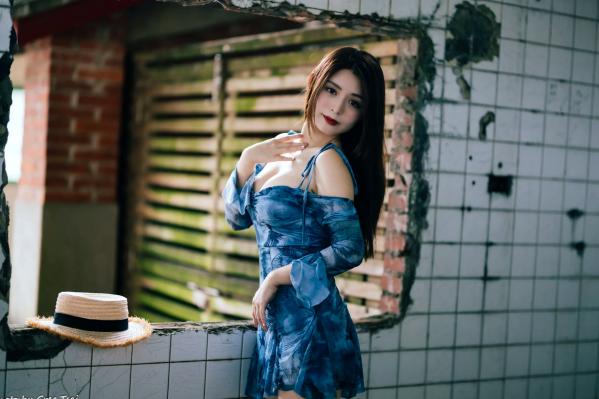    筱筱 - 桃园，复古砖墙下的气质女神，身穿蓝色露肩短裙优雅街拍写真 [113P]第15张图片