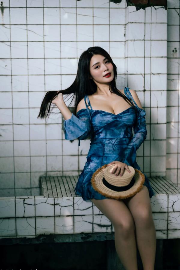    筱筱 - 桃园，复古砖墙下的气质女神，身穿蓝色露肩短裙优雅街拍写真 [113P]第19张图片