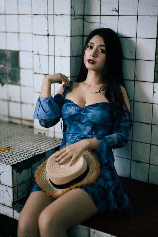    筱筱 - 桃园，复古砖墙下的气质女神，身穿蓝色露肩短裙优雅街拍写真 [113P]第20张图片