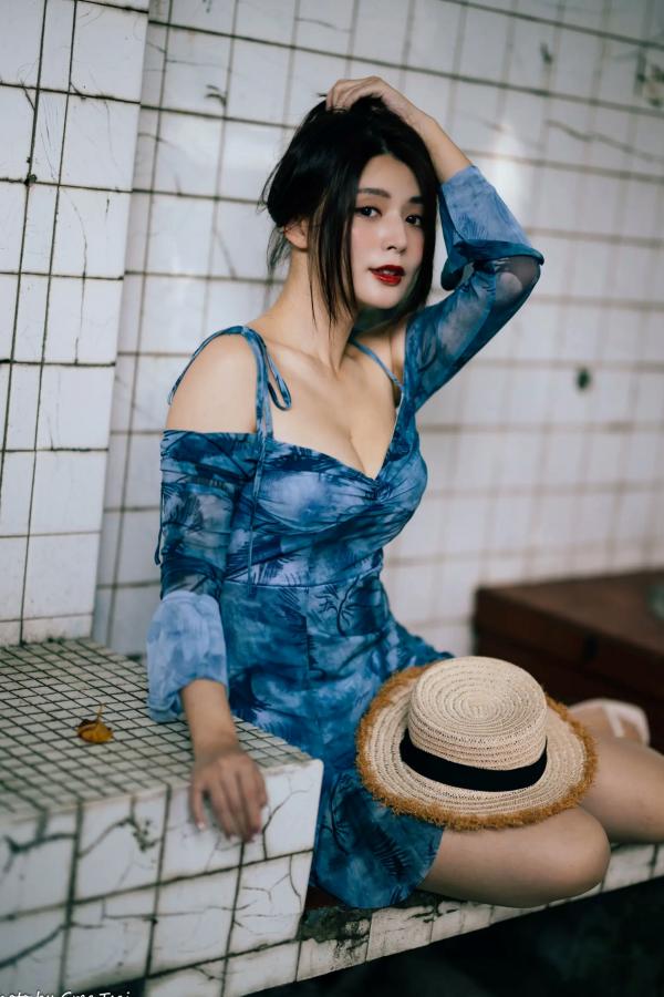    筱筱 - 桃园，复古砖墙下的气质女神，身穿蓝色露肩短裙优雅街拍写真 [113P]第24张图片
