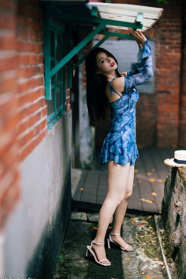    筱筱 - 桃园，复古砖墙下的气质女神，身穿蓝色露肩短裙优雅街拍写真 [113P]第25张图片