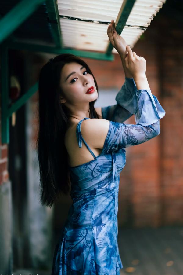    筱筱 - 桃园，复古砖墙下的气质女神，身穿蓝色露肩短裙优雅街拍写真 [113P]第26张图片