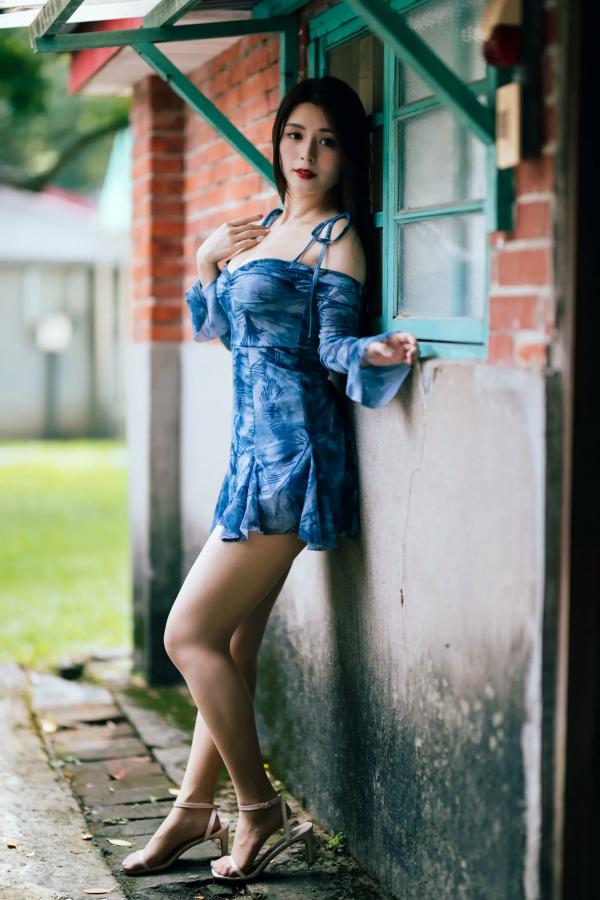    筱筱 - 桃园，复古砖墙下的气质女神，身穿蓝色露肩短裙优雅街拍写真 [113P]第27张图片