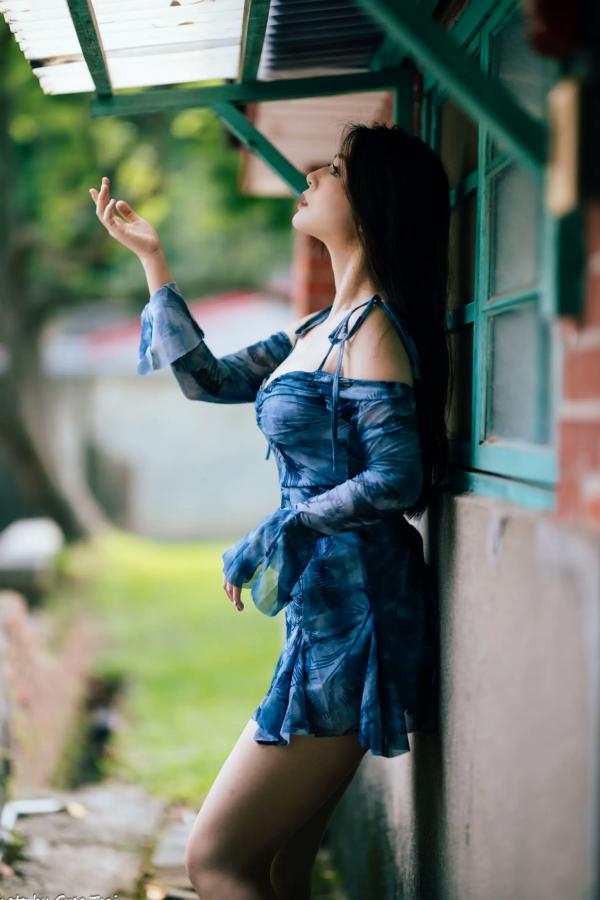    筱筱 - 桃园，复古砖墙下的气质女神，身穿蓝色露肩短裙优雅街拍写真 [113P]第28张图片