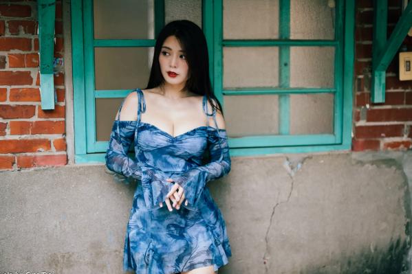    筱筱 - 桃园，复古砖墙下的气质女神，身穿蓝色露肩短裙优雅街拍写真 [113P]第29张图片