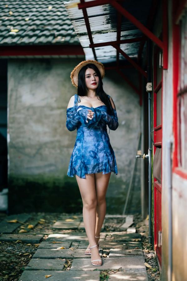    筱筱 - 桃园，复古砖墙下的气质女神，身穿蓝色露肩短裙优雅街拍写真 [113P]第30张图片