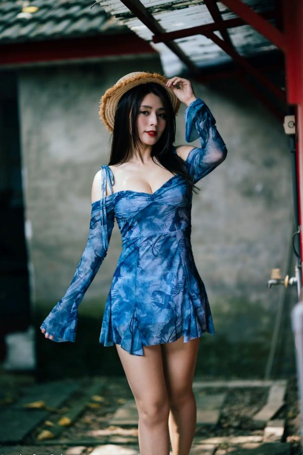    筱筱 - 桃园，复古砖墙下的气质女神，身穿蓝色露肩短裙优雅街拍写真 [113P]第31张图片