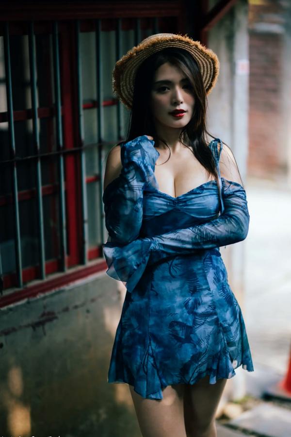    筱筱 - 桃园，复古砖墙下的气质女神，身穿蓝色露肩短裙优雅街拍写真 [113P]第35张图片