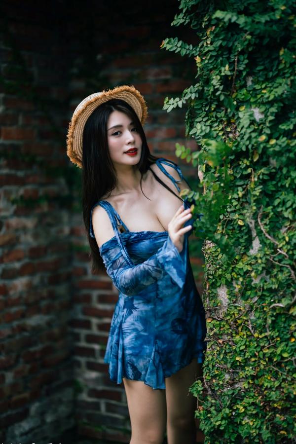    筱筱 - 桃园，复古砖墙下的气质女神，身穿蓝色露肩短裙优雅街拍写真 [113P]第42张图片