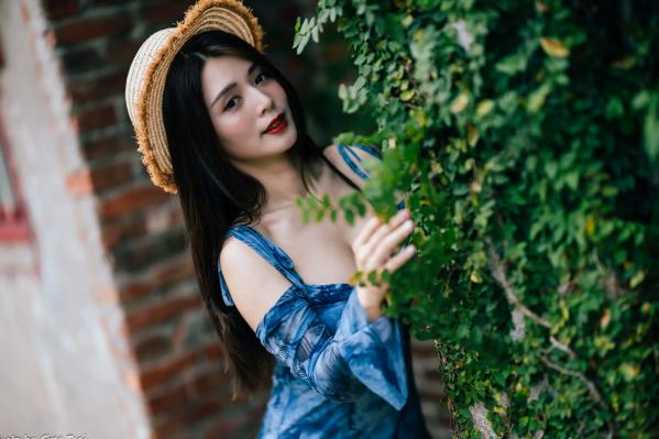    筱筱 - 桃园，复古砖墙下的气质女神，身穿蓝色露肩短裙优雅街拍写真 [113P]第43张图片