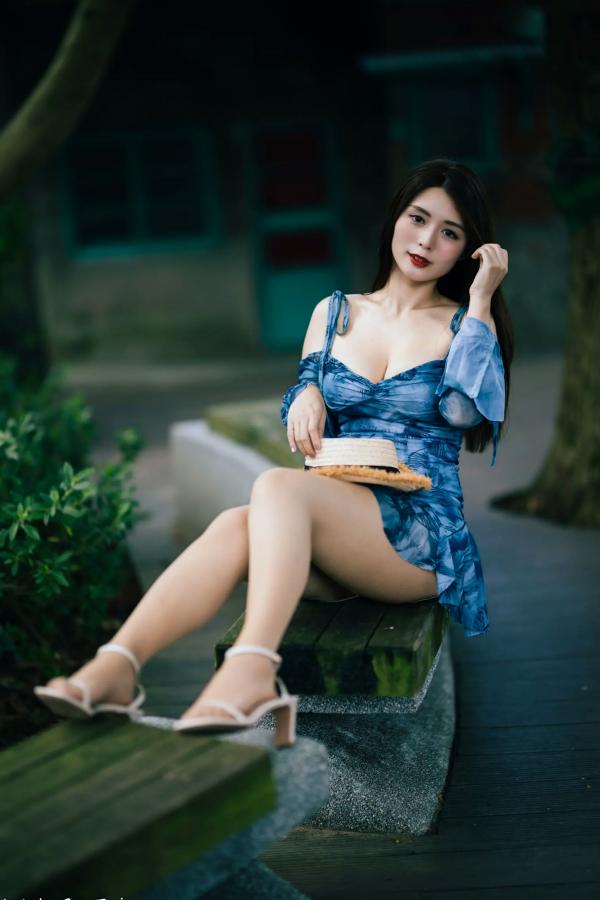    筱筱 - 桃园，复古砖墙下的气质女神，身穿蓝色露肩短裙优雅街拍写真 [113P]第51张图片