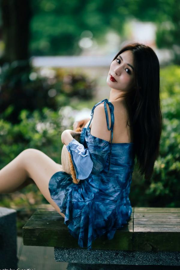    筱筱 - 桃园，复古砖墙下的气质女神，身穿蓝色露肩短裙优雅街拍写真 [113P]第52张图片