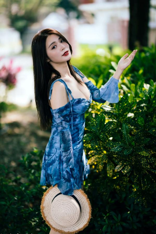    筱筱 - 桃园，复古砖墙下的气质女神，身穿蓝色露肩短裙优雅街拍写真 [113P]第58张图片
