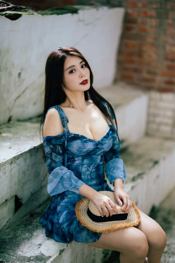   筱筱 - 桃园，复古砖墙下的气质女神，身穿蓝色露肩短裙优雅街拍写真 [113P]第60张图片