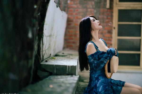   筱筱 - 桃园，复古砖墙下的气质女神，身穿蓝色露肩短裙优雅街拍写真 [113P]第62张图片
