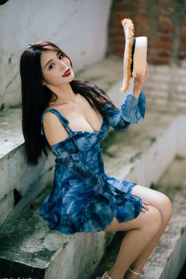    筱筱 - 桃园，复古砖墙下的气质女神，身穿蓝色露肩短裙优雅街拍写真 [113P]第64张图片