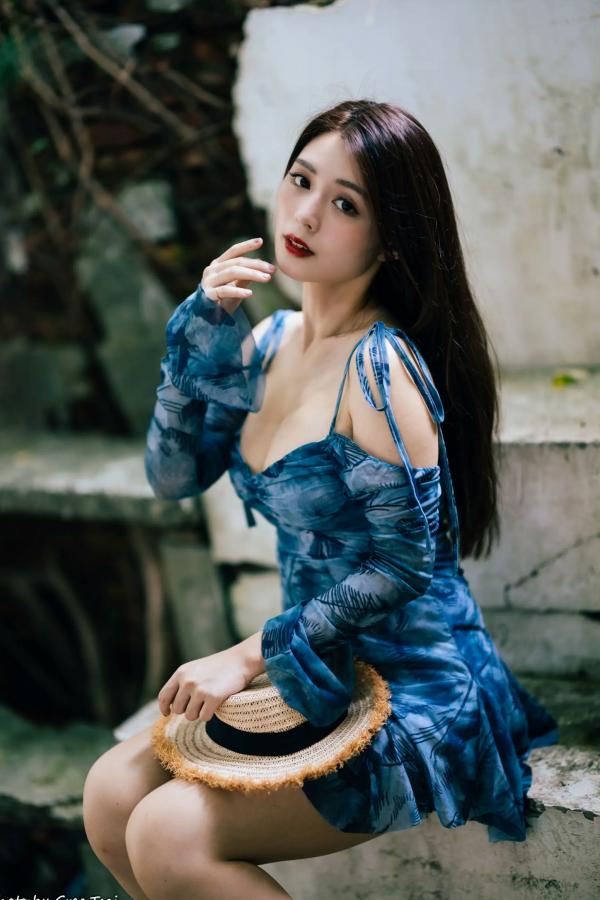    筱筱 - 桃园，复古砖墙下的气质女神，身穿蓝色露肩短裙优雅街拍写真 [113P]第66张图片