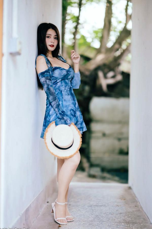    筱筱 - 桃园，复古砖墙下的气质女神，身穿蓝色露肩短裙优雅街拍写真 [113P]第71张图片