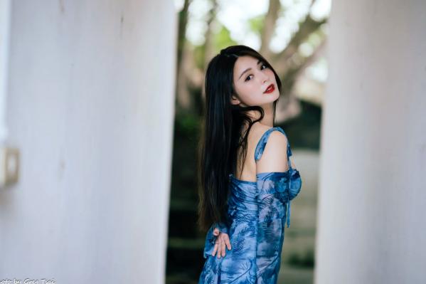    筱筱 - 桃园，复古砖墙下的气质女神，身穿蓝色露肩短裙优雅街拍写真 [113P]第74张图片