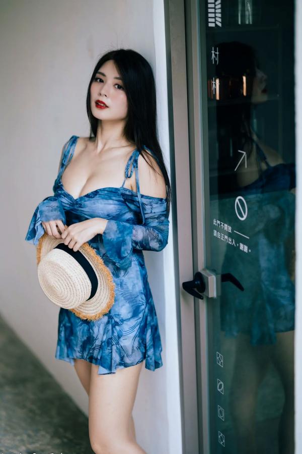    筱筱 - 桃园，复古砖墙下的气质女神，身穿蓝色露肩短裙优雅街拍写真 [113P]第78张图片