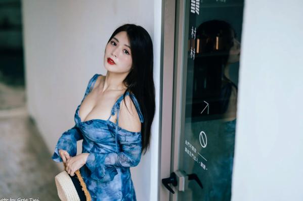    筱筱 - 桃园，复古砖墙下的气质女神，身穿蓝色露肩短裙优雅街拍写真 [113P]第79张图片