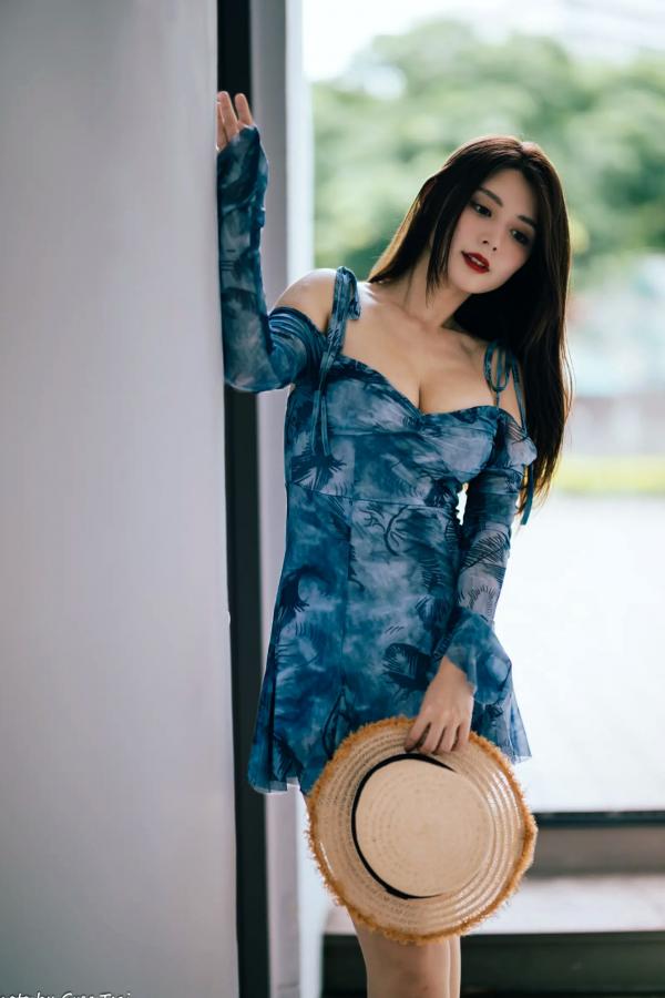    筱筱 - 桃园，复古砖墙下的气质女神，身穿蓝色露肩短裙优雅街拍写真 [113P]第80张图片