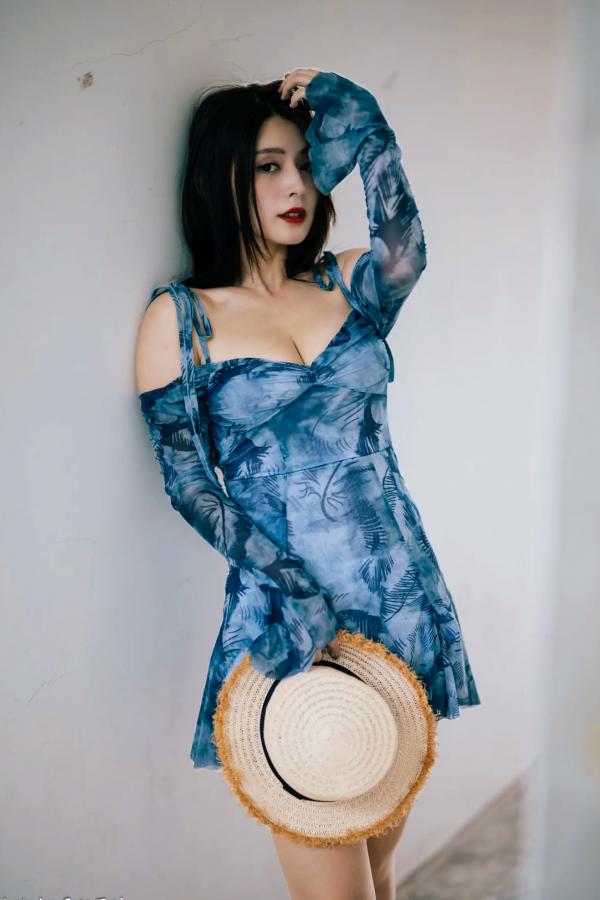    筱筱 - 桃园，复古砖墙下的气质女神，身穿蓝色露肩短裙优雅街拍写真 [113P]第84张图片