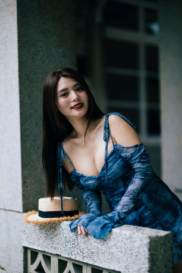    筱筱 - 桃园，复古砖墙下的气质女神，身穿蓝色露肩短裙优雅街拍写真 [113P]第85张图片