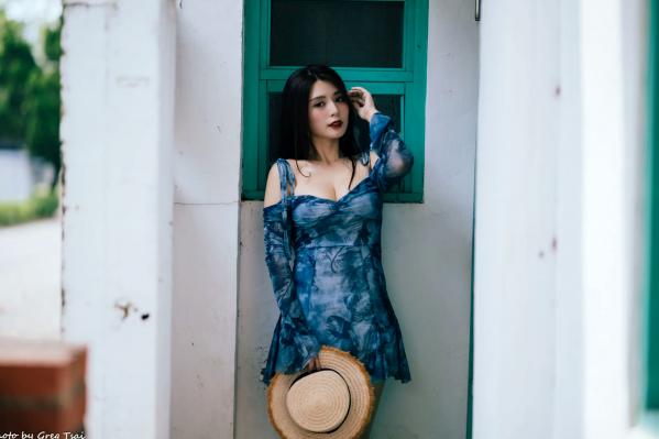    筱筱 - 桃园，复古砖墙下的气质女神，身穿蓝色露肩短裙优雅街拍写真 [113P]第95张图片