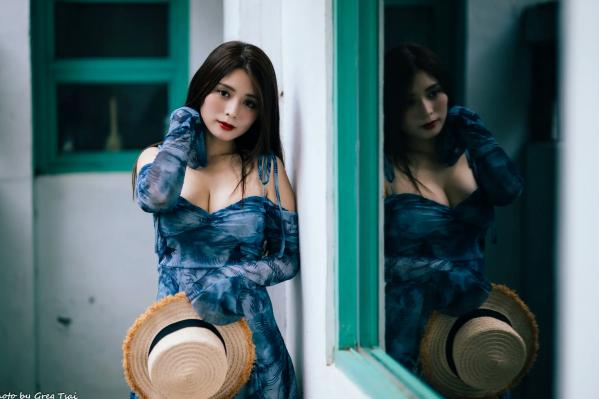    筱筱 - 桃园，复古砖墙下的气质女神，身穿蓝色露肩短裙优雅街拍写真 [113P]第97张图片