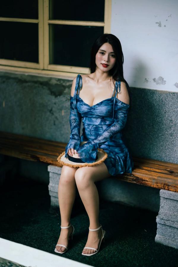   筱筱 - 桃园，复古砖墙下的气质女神，身穿蓝色露肩短裙优雅街拍写真 [113P]第104张图片