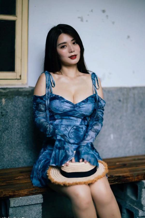    筱筱 - 桃园，复古砖墙下的气质女神，身穿蓝色露肩短裙优雅街拍写真 [113P]第106张图片