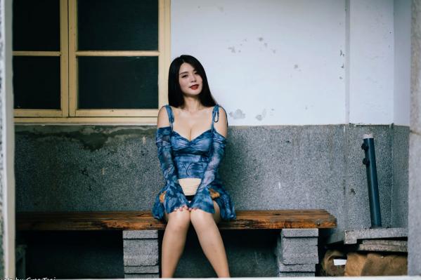    筱筱 - 桃园，复古砖墙下的气质女神，身穿蓝色露肩短裙优雅街拍写真 [113P]第108张图片