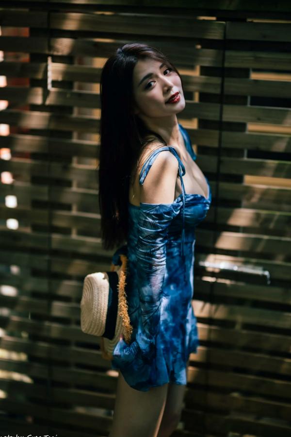    筱筱 - 桃园，复古砖墙下的气质女神，身穿蓝色露肩短裙优雅街拍写真 [113P]第113张图片