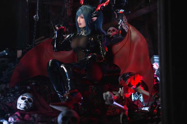    山崎雷纳 - 雷根斯堡：暗黑魔女Cosplay，魅魔漆皮造型极致诱惑与神秘美艳第2张图片