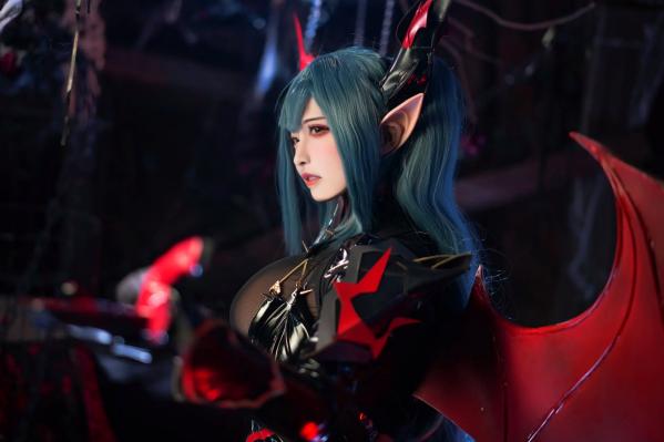    山崎雷纳 - 雷根斯堡：暗黑魔女Cosplay，魅魔漆皮造型极致诱惑与神秘美艳第3张图片