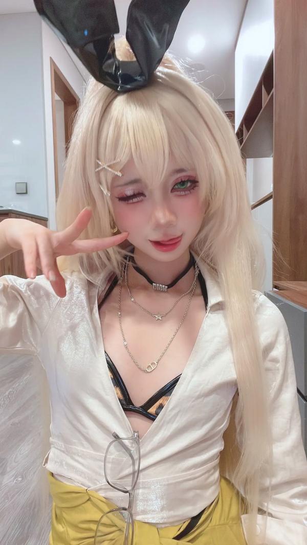    PoppaChan - Rupee 兔女郎角色扮演私房写真，性感豹纹比基尼与玩偶感精致妆容，大尺度大胆互动第1张图片