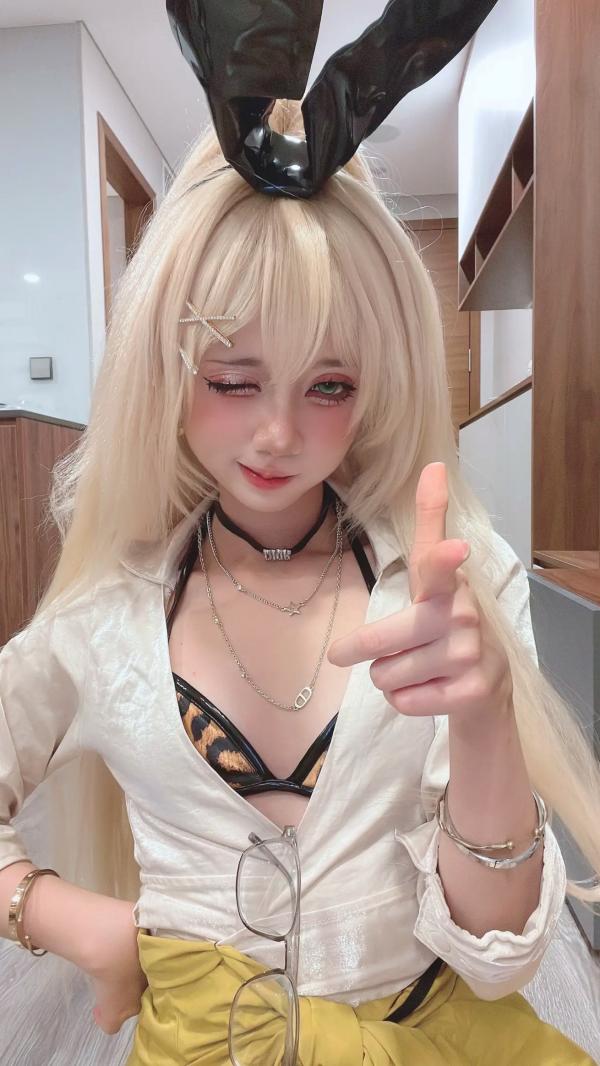    PoppaChan - Rupee 兔女郎角色扮演私房写真，性感豹纹比基尼与玩偶感精致妆容，大尺度大胆互动第3张图片