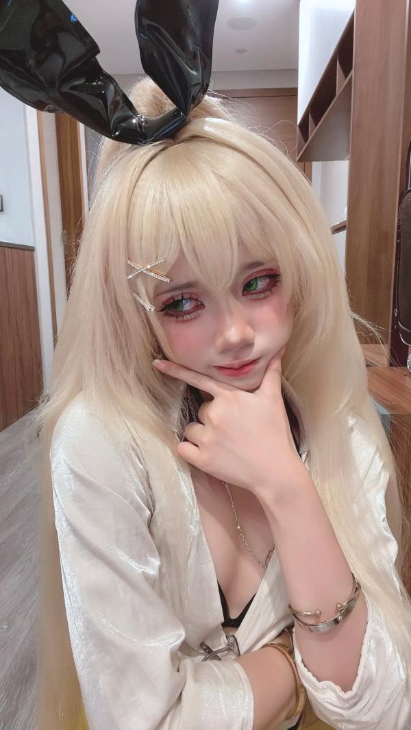    PoppaChan - Rupee 兔女郎角色扮演私房写真，性感豹纹比基尼与玩偶感精致妆容，大尺度大胆互动第5张图片