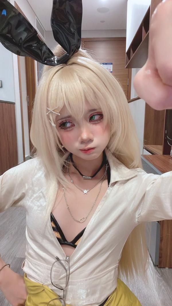    PoppaChan - Rupee 兔女郎角色扮演私房写真，性感豹纹比基尼与玩偶感精致妆容，大尺度大胆互动第6张图片