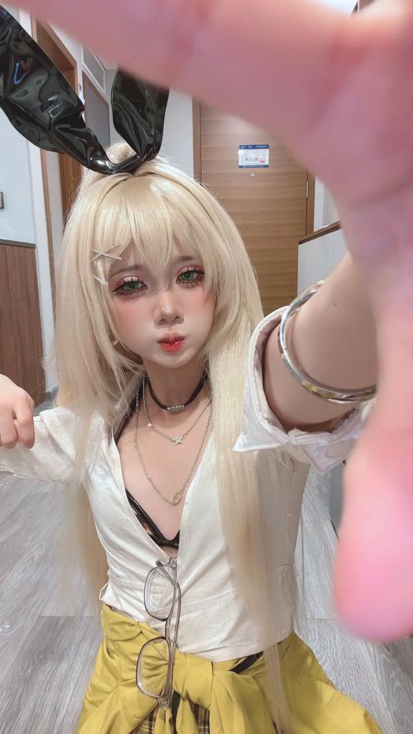    PoppaChan - Rupee 兔女郎角色扮演私房写真，性感豹纹比基尼与玩偶感精致妆容，大尺度大胆互动第7张图片