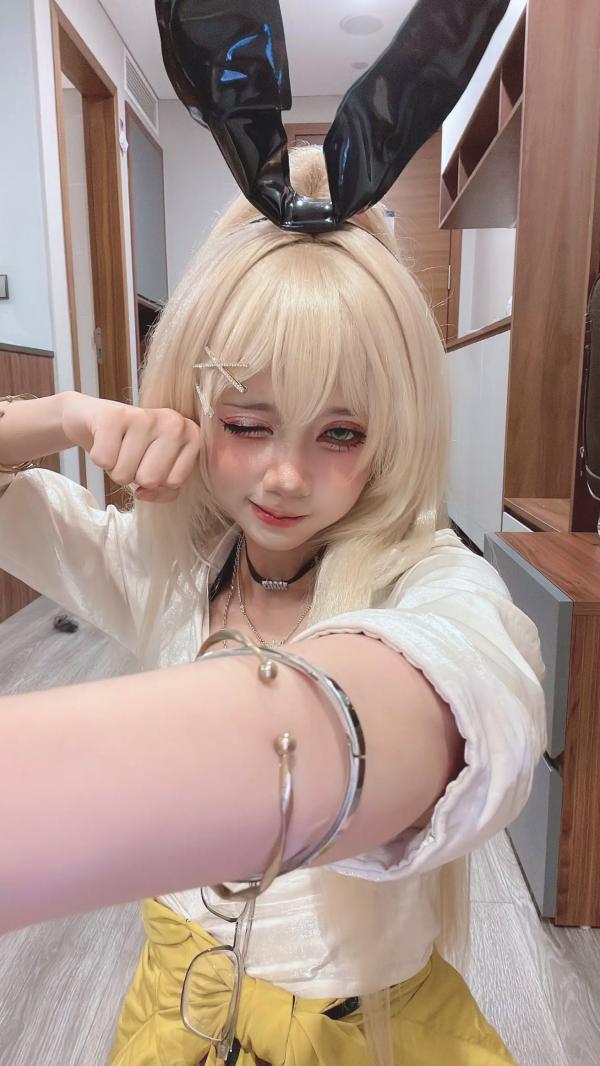    PoppaChan - Rupee 兔女郎角色扮演私房写真，性感豹纹比基尼与玩偶感精致妆容，大尺度大胆互动第8张图片