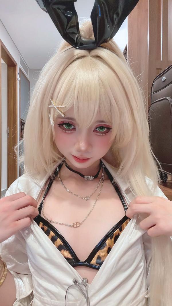    PoppaChan - Rupee 兔女郎角色扮演私房写真，性感豹纹比基尼与玩偶感精致妆容，大尺度大胆互动第10张图片
