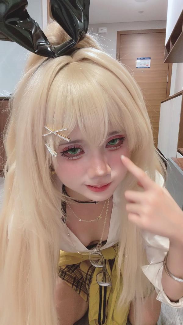    PoppaChan - Rupee 兔女郎角色扮演私房写真，性感豹纹比基尼与玩偶感精致妆容，大尺度大胆互动第12张图片