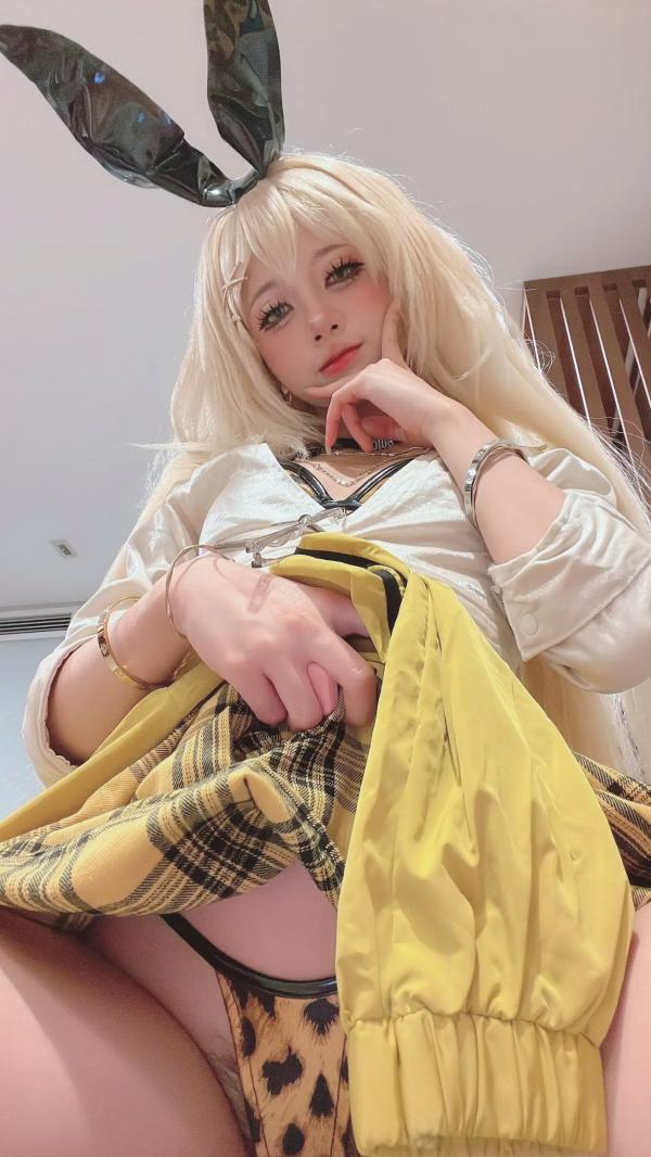    PoppaChan - Rupee 兔女郎角色扮演私房写真，性感豹纹比基尼与玩偶感精致妆容，大尺度大胆互动第20张图片