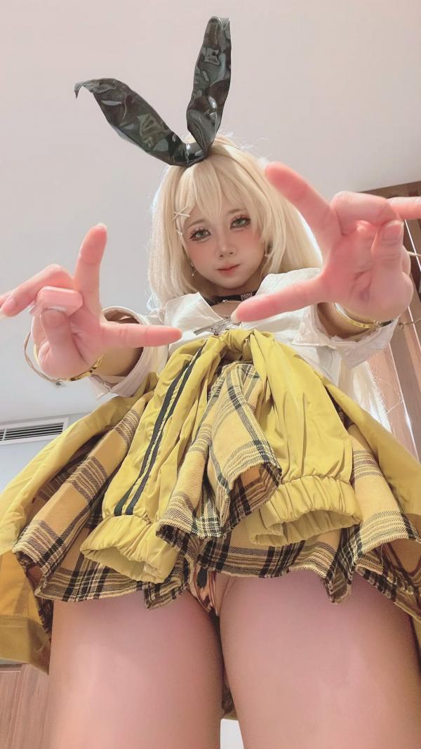    PoppaChan - Rupee 兔女郎角色扮演私房写真，性感豹纹比基尼与玩偶感精致妆容，大尺度大胆互动第36张图片